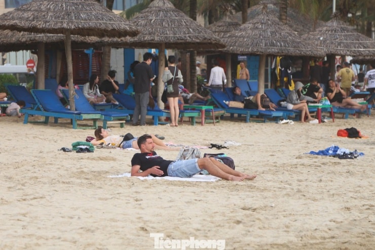 Anh Stephan Bauer thư giãn tại bãi biển Mỹ An.