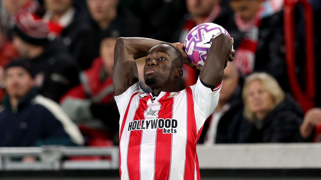 Michael Kayode thực hiện cú ném biên xa