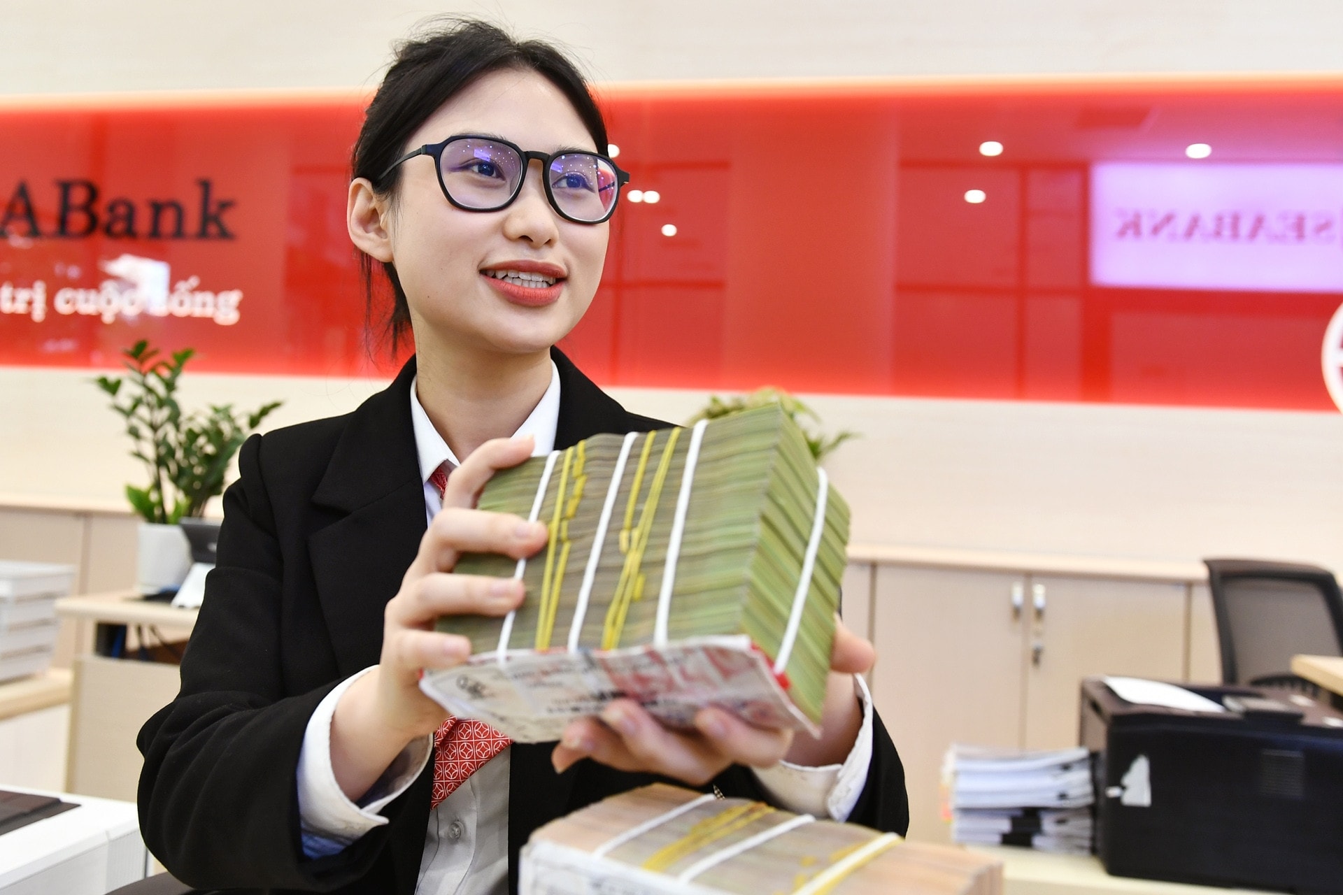 Làn sóng tăng lãi suất huy động tại các ngân hàng thương mại cuối năm 2025