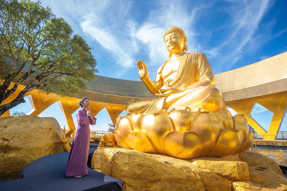 Tôn tượng cao 7,2m được dát vàng 24k rực rỡ dưới ánh nắng đỉnh núi Bà Đen.