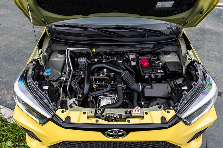 Động cơ 1,0L Turbo kết hợp hộp số D-CVT giúp xe vận hành linh hoạt trong đô thị.
