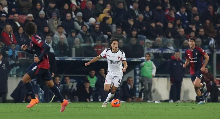 AC Milan gặp nhiều khó khăn trước lối chơi áp sát của Cagliari trong hiệp một.