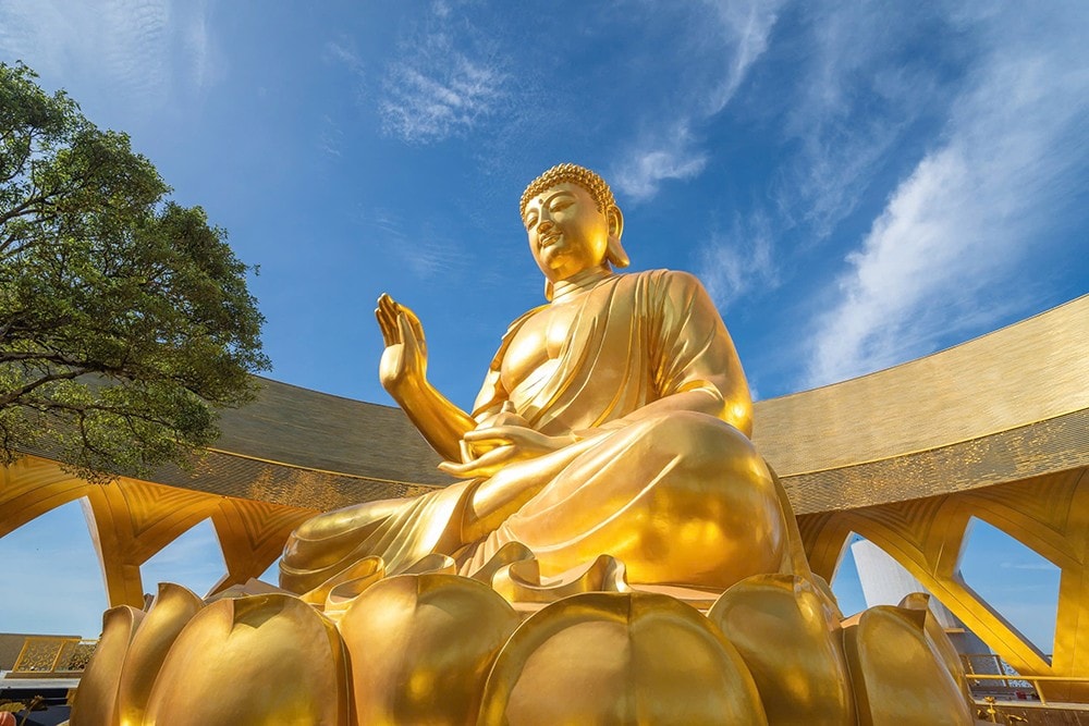 Tượng Phật Câu Na Hàm Mâu Ni là biểu tượng cho sự an lạc và cát tường.