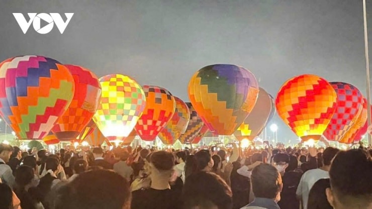 Toàn cảnh lễ hội khinh khí cầu rực rỡ tại Sa Đéc ngày đầu năm mới