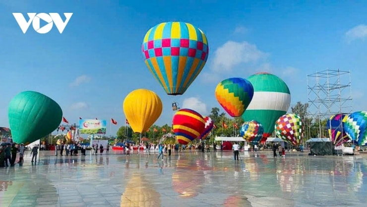 Du khách tham quan và chiêm ngưỡng khinh khí cầu tại quảng trường