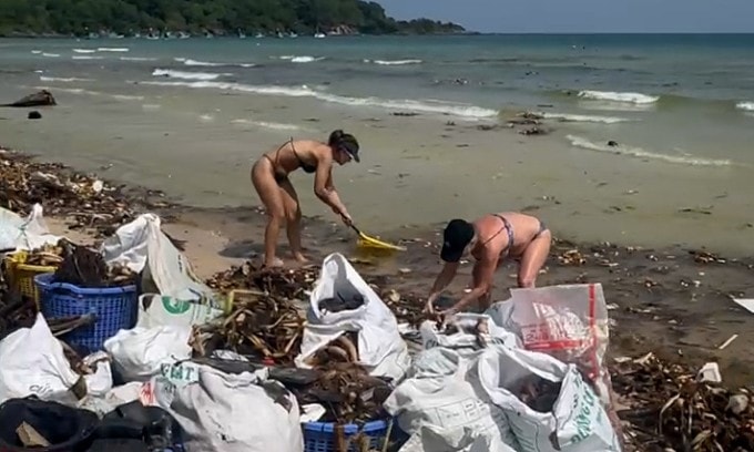 Khách quốc tế tham gia dọn rác ở bãi Khem hôm 1/1