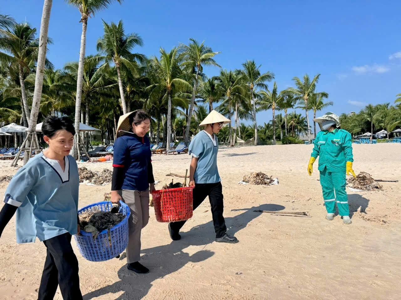 Cán bộ nhân viên cảnh quan túc trực hàng giờ để thu gom rác trôi dạt, đảm bảo vẻ sạch, đẹp cho bãi Kem.