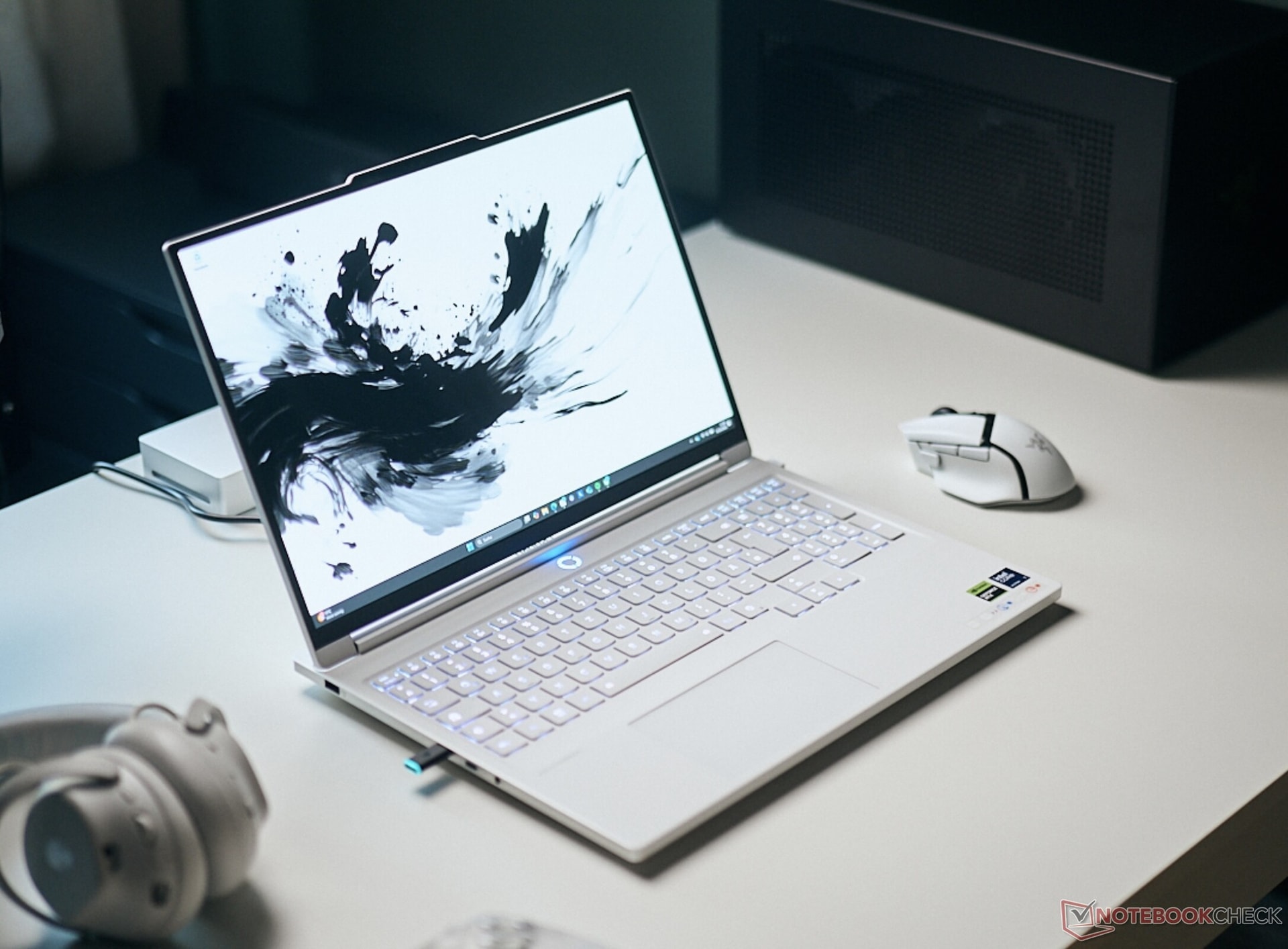 Laptop gaming Lenovo Legion 7i trang bị màn hình OLED 2.5K 165Hz và cấu hình mạnh mẽ với card đồ họa RTX 5060.