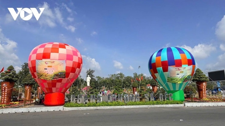 Đông đảo các tầng lớp nhân dân tham gia lễ hội ngày đầu năm