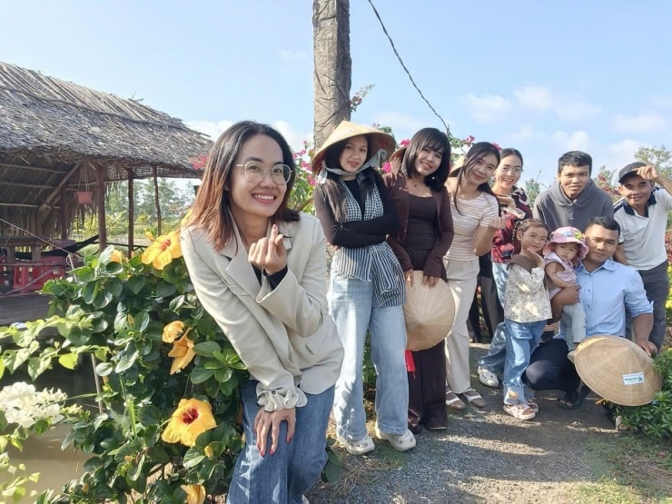 Du khách check-in tại Khu du lịch cộng đồng Cồn Chim, Vĩnh Long.