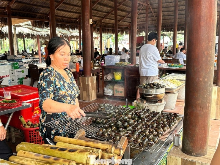 Món ăn đặc sản miền Tây tại khu du lịch sinh thái.