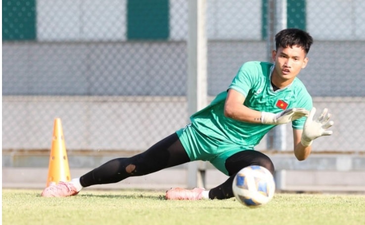 Thủ môn Phạm Đình Hải được triệu tập bổ sung thay thế cho Nguyễn Tân nhưng đang gặp sự cố visa.