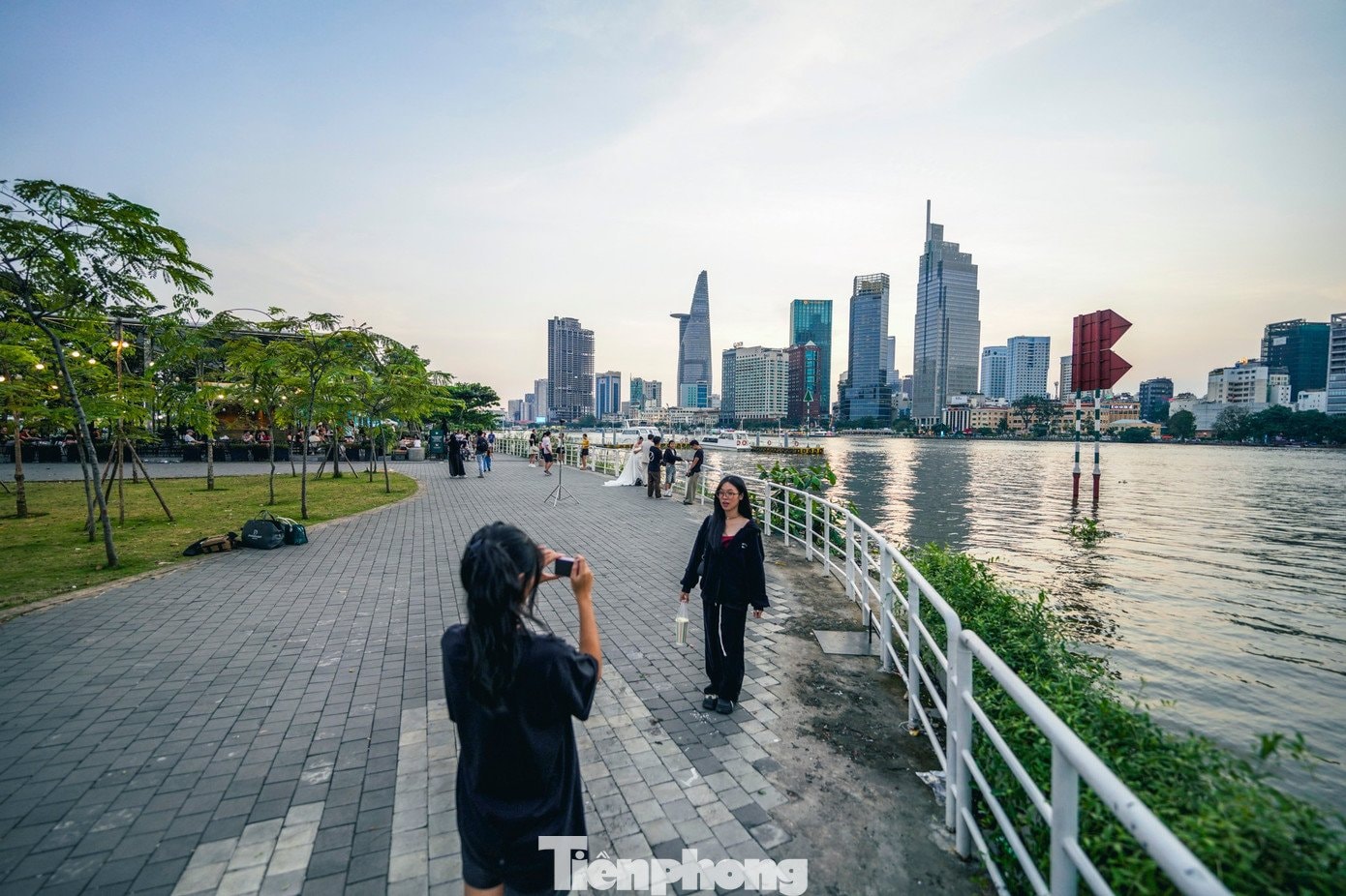 Khu vực bờ sông thuộc phường Thủ Thiêm những năm gần đây được chỉnh trang, bổ sung thêm các không gian xanh.