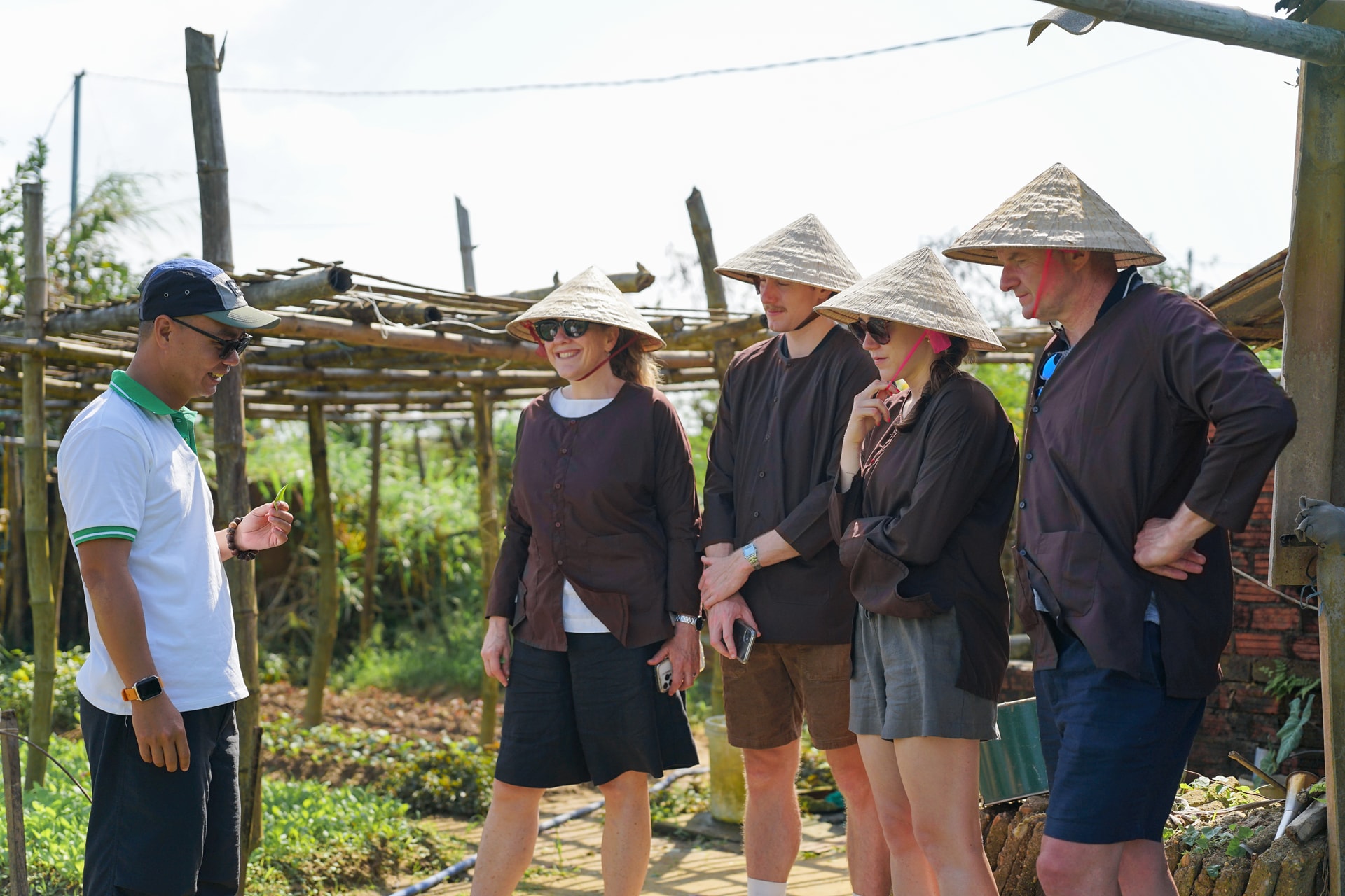 Du khách nước ngoàitham quan vườn rau Thanh Đông dịp đầu năm mới 2026. Ảnh: XUÂN SƠN
