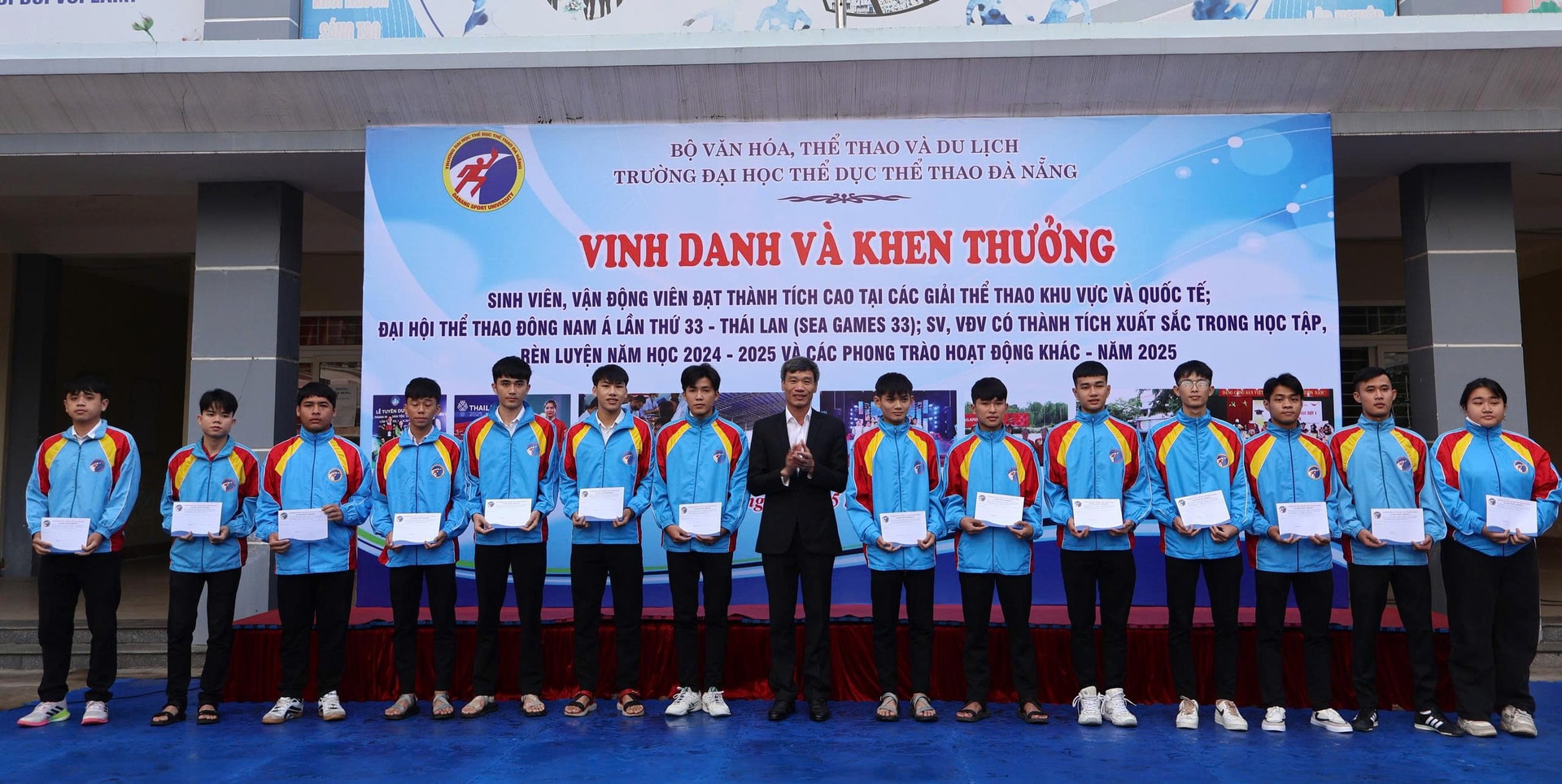 Khen thưởng sinh viên có kết quả xuất sắc trong học tập. Ảnh: THÀNH DANH