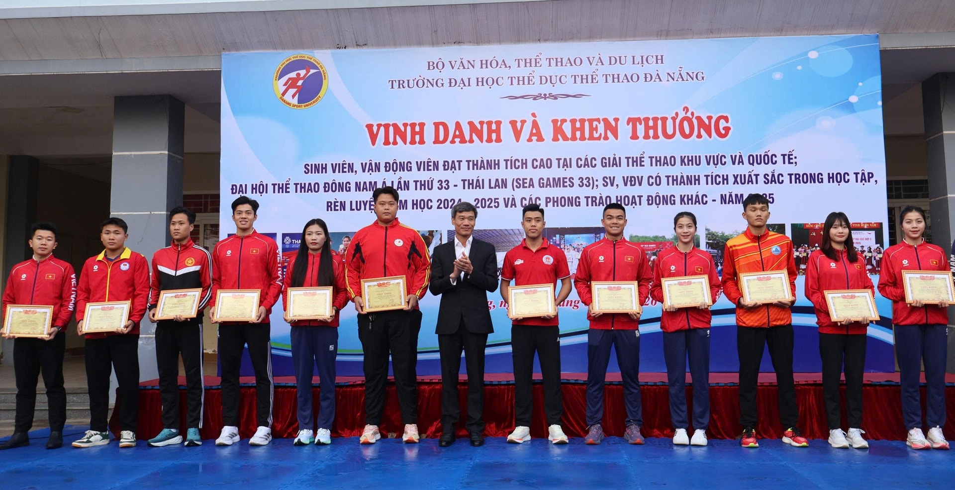 Khen thưởng cho các vận động viên có thành tích thi đấu xuất sắc. Ảnh: THÀNH DANH