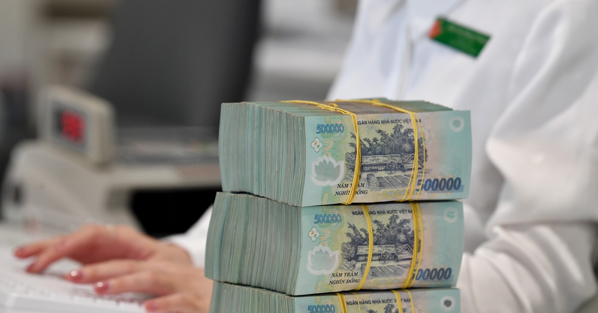 Thị trường lãi suất ngân hàng đang chứng kiến cuộc đua tăng lãi suất ở các kỳ hạn trên 6 tháng.