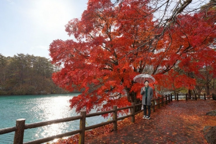 Mặt nước trong xanh tại cụm hồ Ngũ Sắc Goshiki-numa