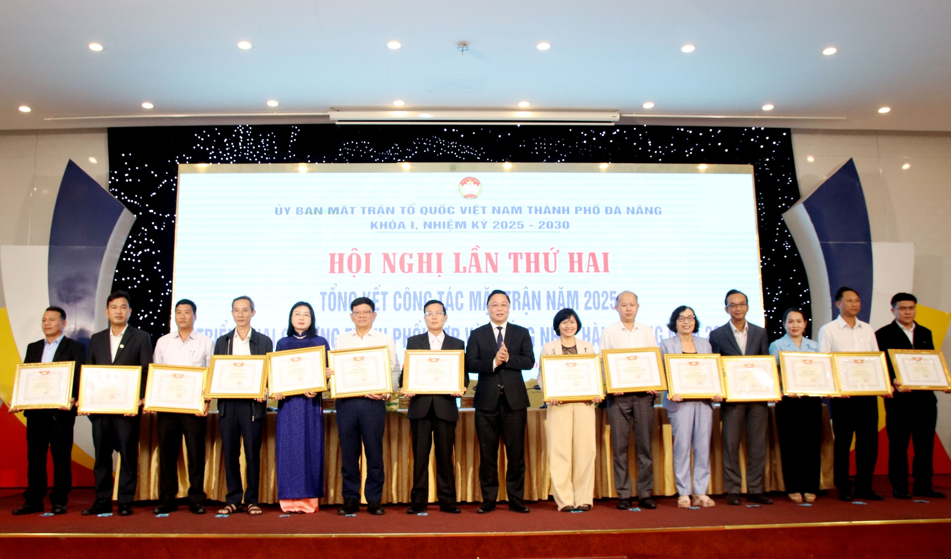 Chủ tịch Ủy ban MTTQ Việt Nam thành phố Lê Trí Thanh (giữa) trao bằng khen cho các tập thể xuất sắc trong công tác năm 2025. Ảnh: TRỌNG HUY