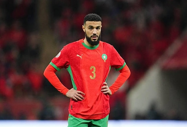 Mazraoui đang chơi tốt trong màu áo tuyển Morocco.