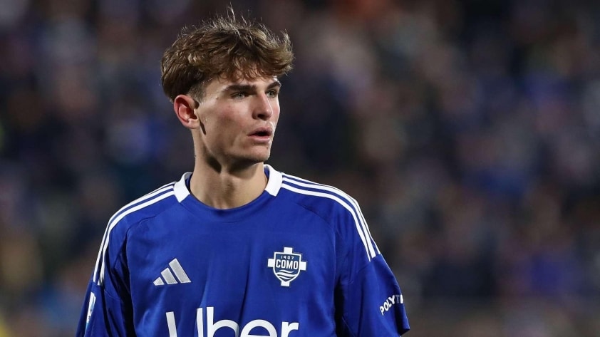 Nico Paz trong màu áo Como đang được Real Madrid theo đuổi để đưa trở lại Bernabeu