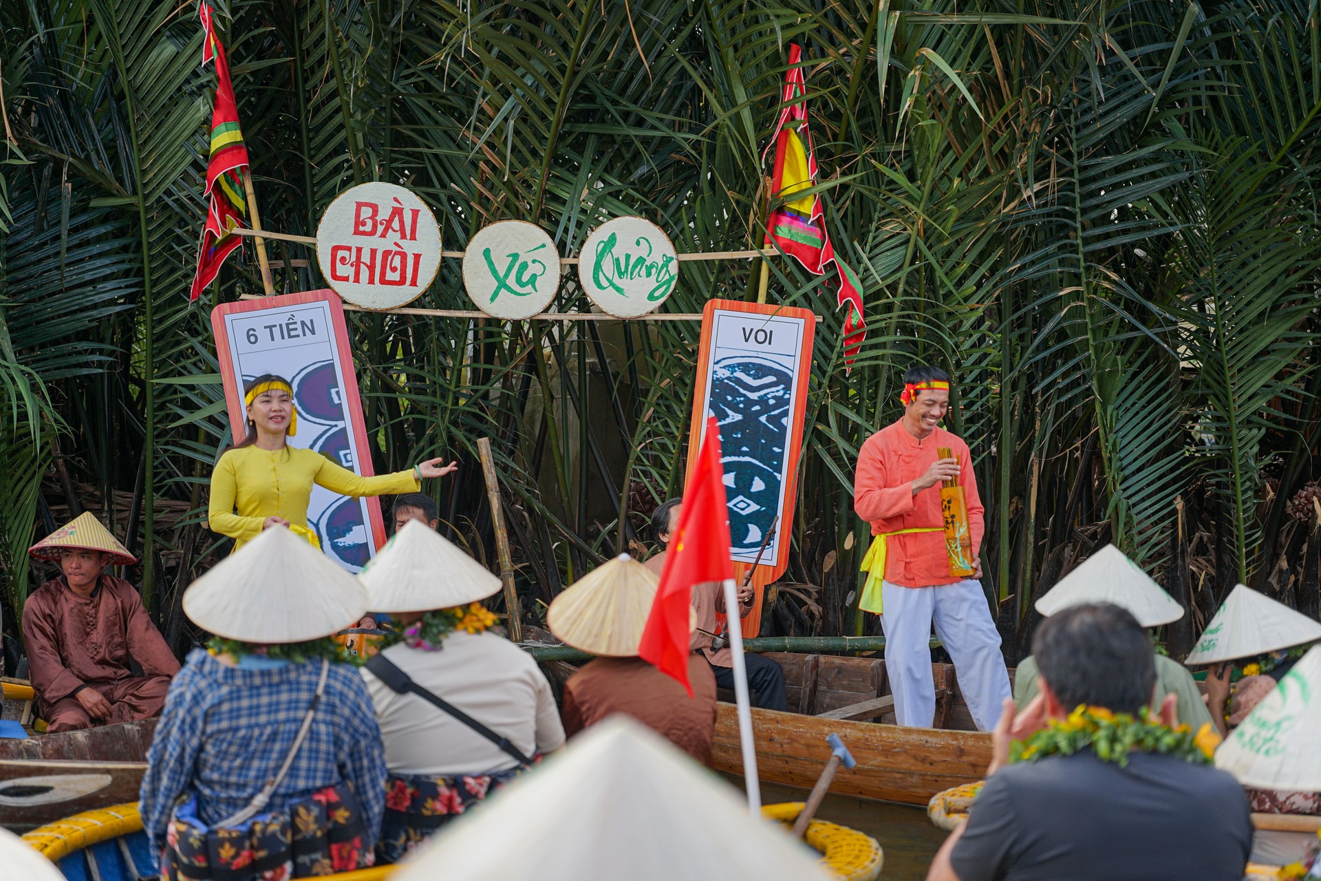 Trình diễn hô hát bài chòi trong không gian rừng dừa. Ảnh: XUÂN SƠN