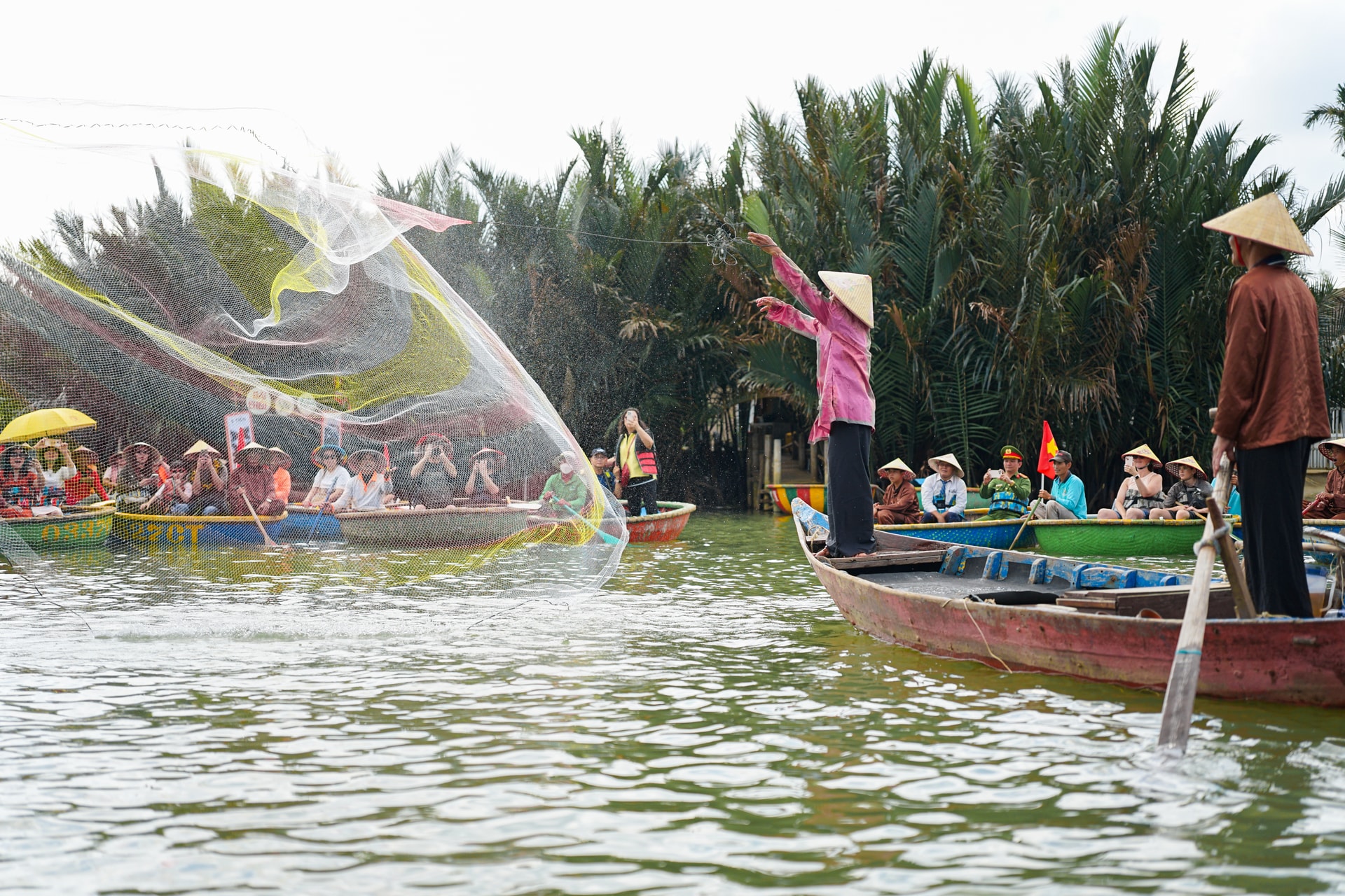 Trình diễn vãi chài tại rừng dừa Bảy Mẫu. Ảnh: XUÂN SƠN