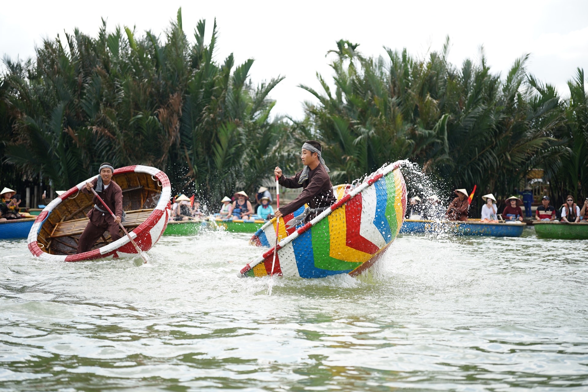 Múa thúng - hoạt động được nhiều du khách yêu thích khi đến với rừng dừa Bảy Mẫu. Ảnh: XUÂN SƠN