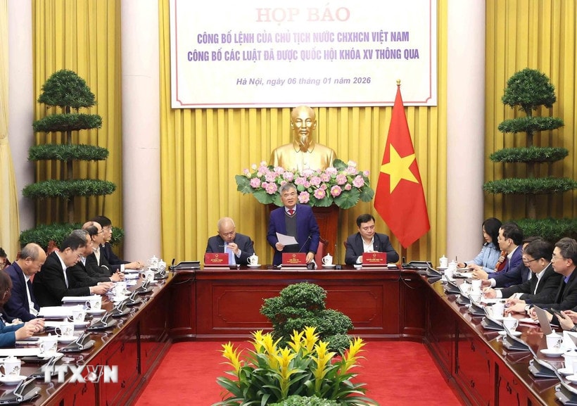 Phó Chủ nhiệm Văn phòng Chủ tịch nước Cấn Đình Tài chủ trì Họp báo. (Ảnh: An Đăng/TTXVN)