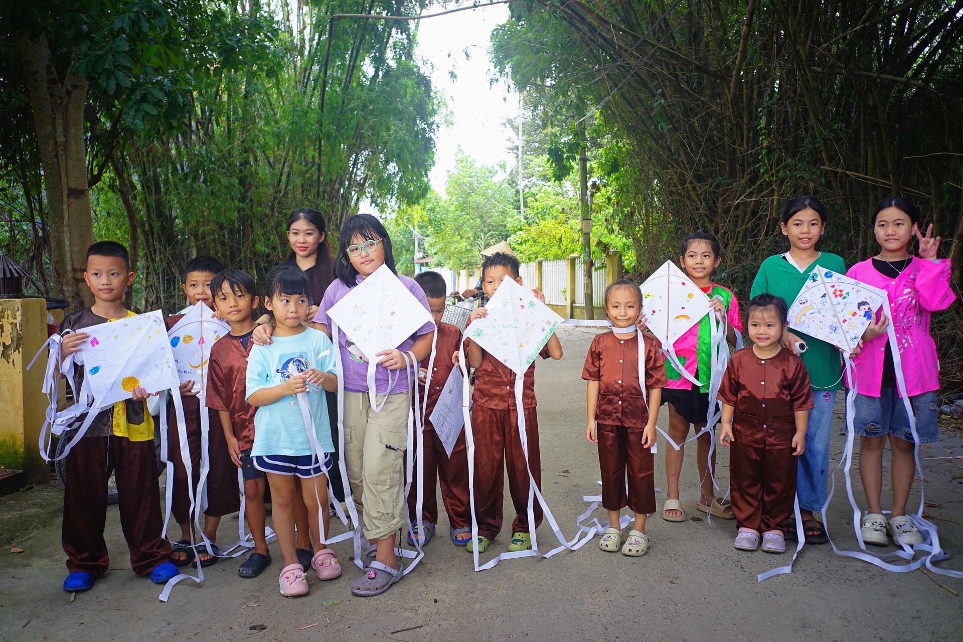 Các em nhỏ trải nghiệm không gian văn hóa truyền thống tại làng cổ Phong Nam (phường Hòa Xuân). Ảnh: XUÂN SƠN