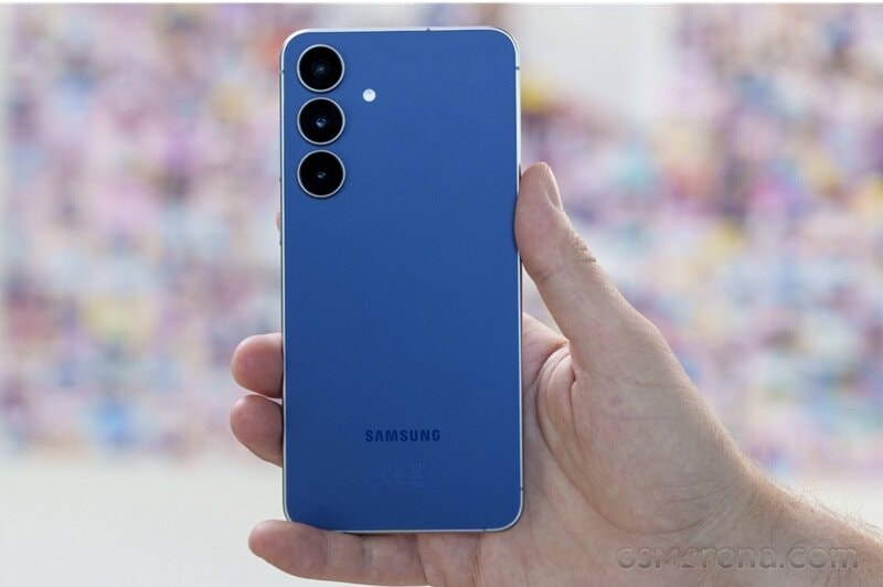 Cận cảnh Samsung Galaxy S25 FE đang giảm giá sâu tại các đại lý
