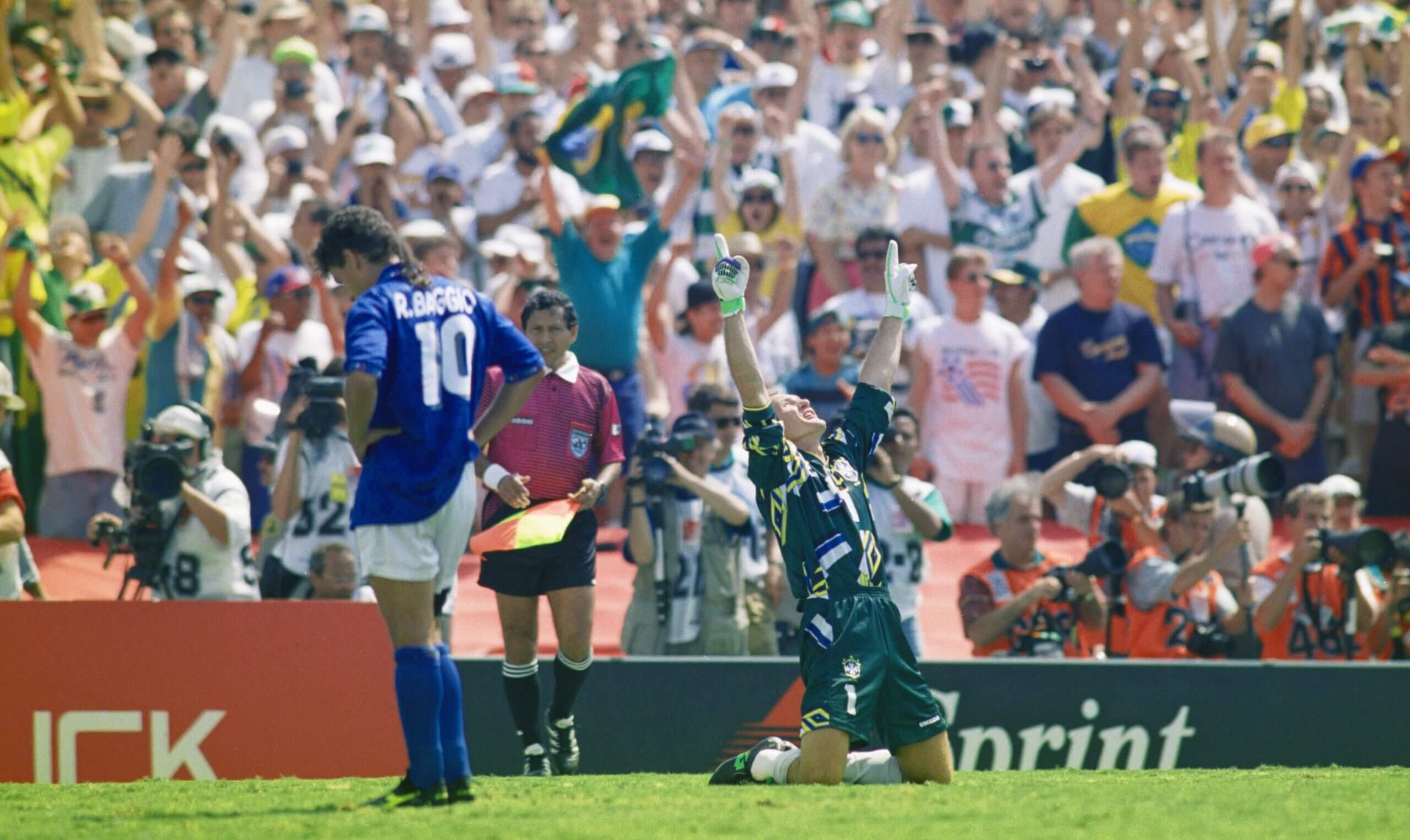 Claudio Taffarel ăn mừng sau khi Roberto Baggio đá hỏng quả phạt đền