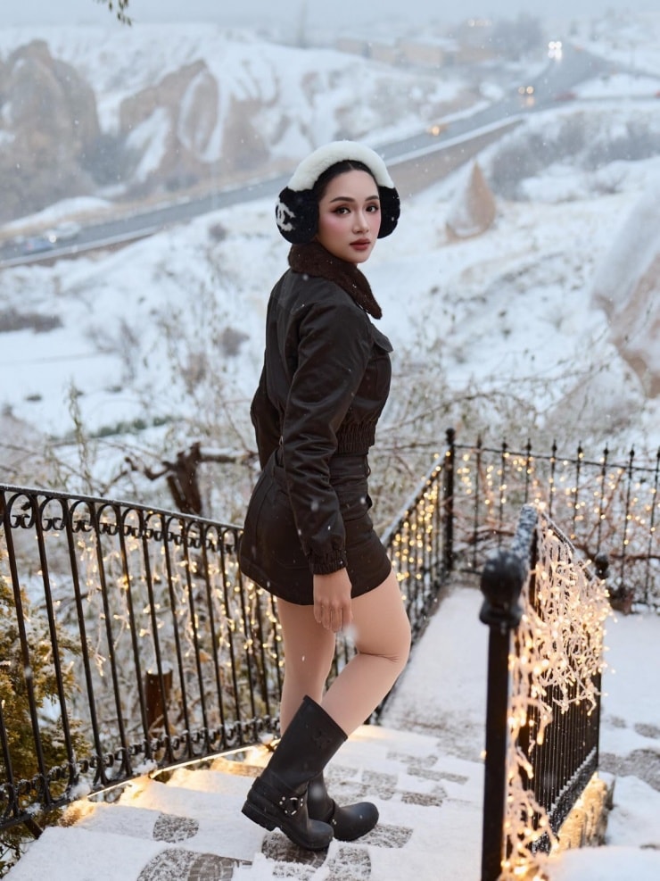 Hương Giang trải nghiệm bay khinh khí cầu tại Cappadocia