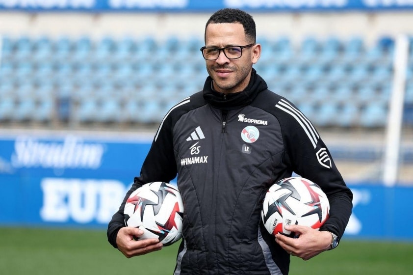 HLV Liam Rosenior khẳng định không thể từ chối Chelsea