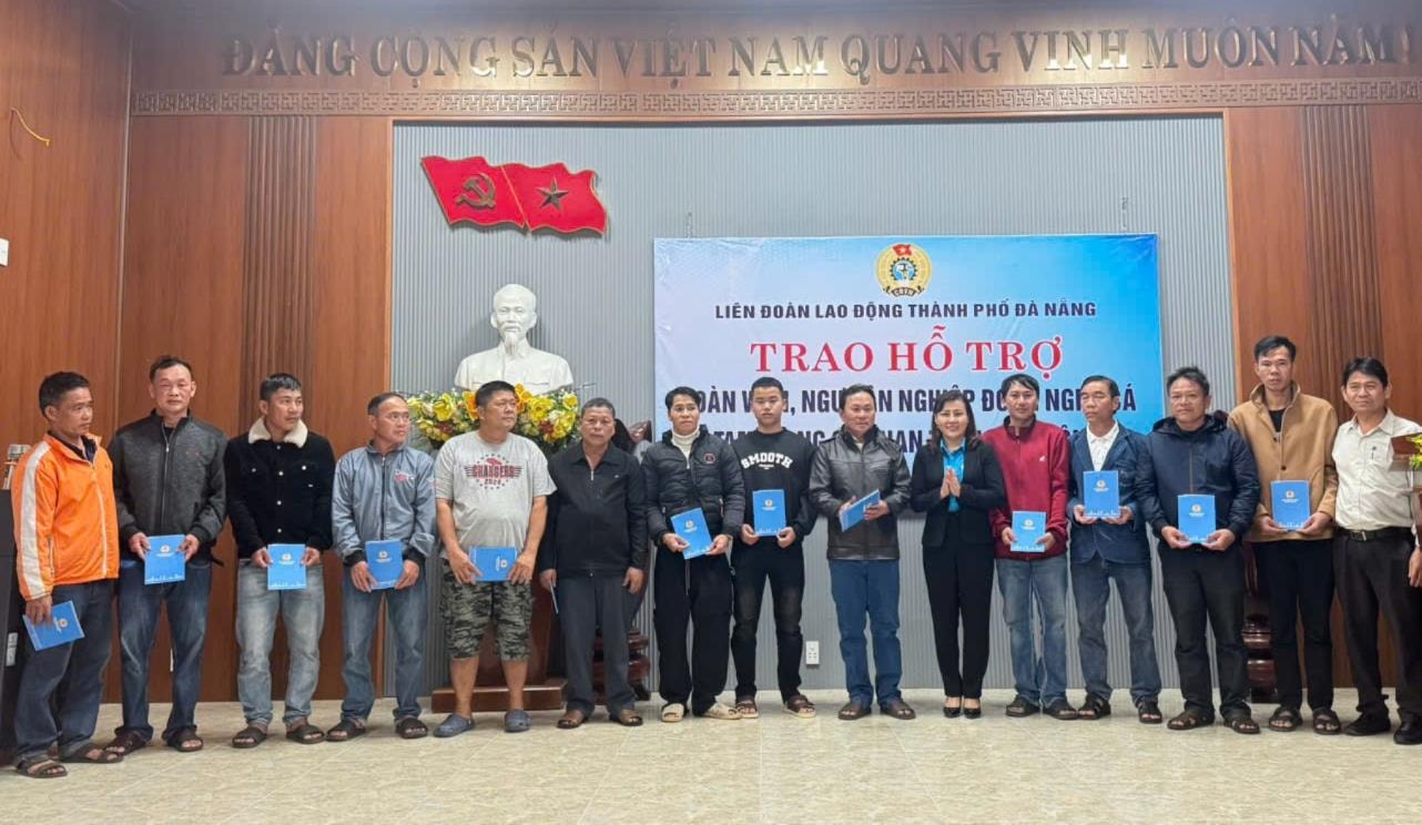 Lãnh đạo Liên đoàn Lao động thành phố trao hỗ trợ đoàn viên Nghiệp đoàn nghề cá Tam Giang. Ảnh: LĐLĐ