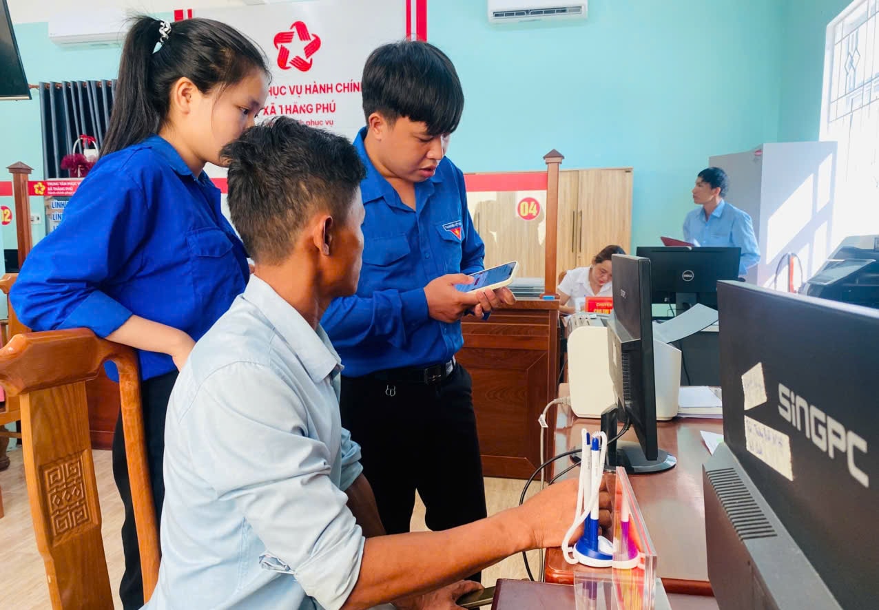 Các tổ công nghệ số cộng đồng ở cơ sở hướng dẫn người dân thực hiện thủ tục hành chính thông qua cổng dịch vụ công trực tuyến