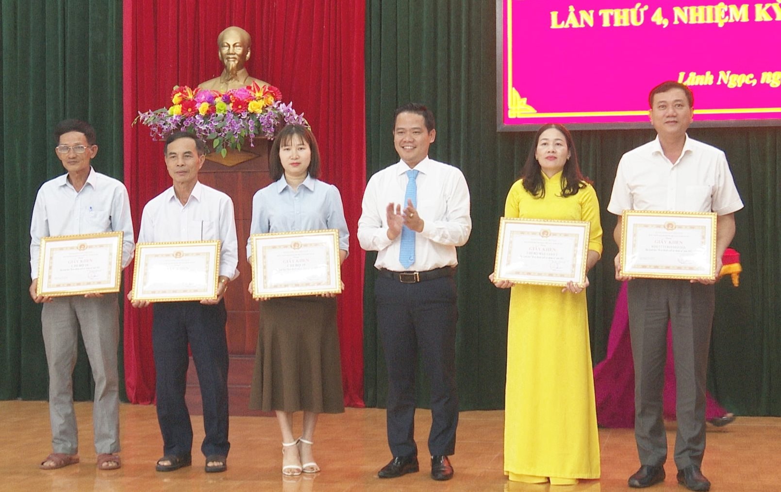 dang-uy-xa-lanh-ngoc-trao-giay-khen-cho-cac-tap-the-hoan-thanh-xuat-sac-nhiem-vu-nam-2025 (1)