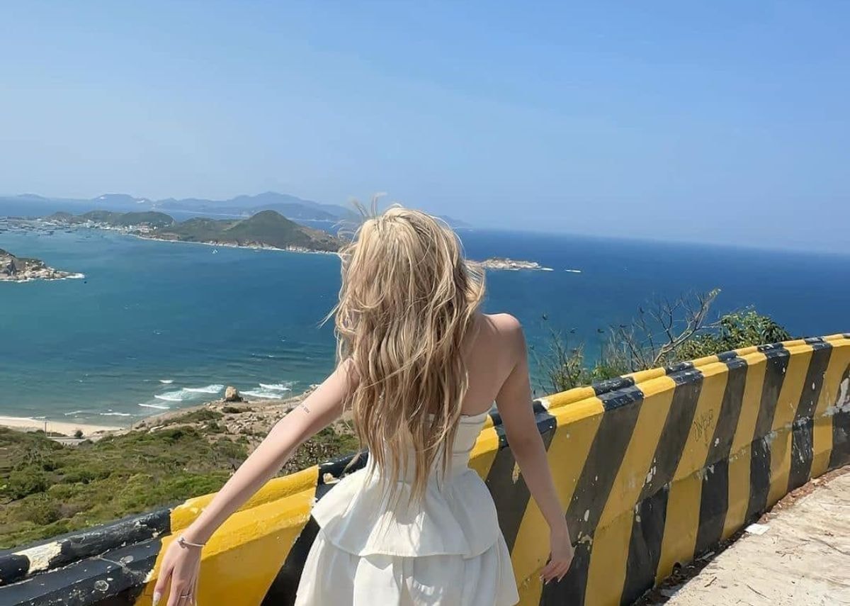Du khách check-in với những mỏm đá độc đáo tại Bãi Kinh