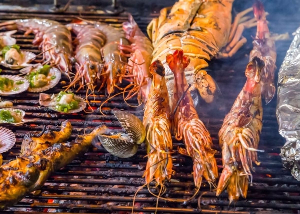 Hải sản tươi sống được chế biến tại chỗ tại Bãi Kinh