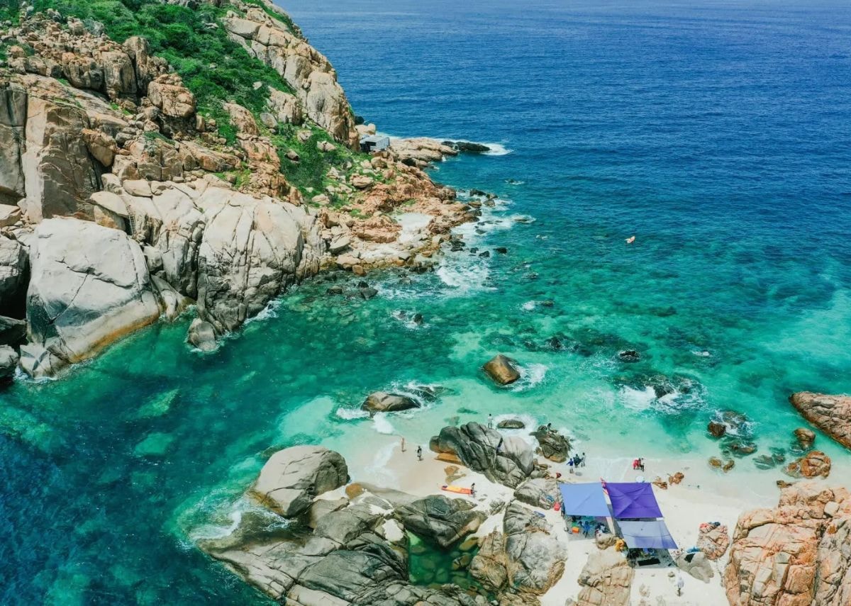 Vẻ đẹp nguyên sơ của Vịnh Vĩnh Hy gần Bãi Kinh