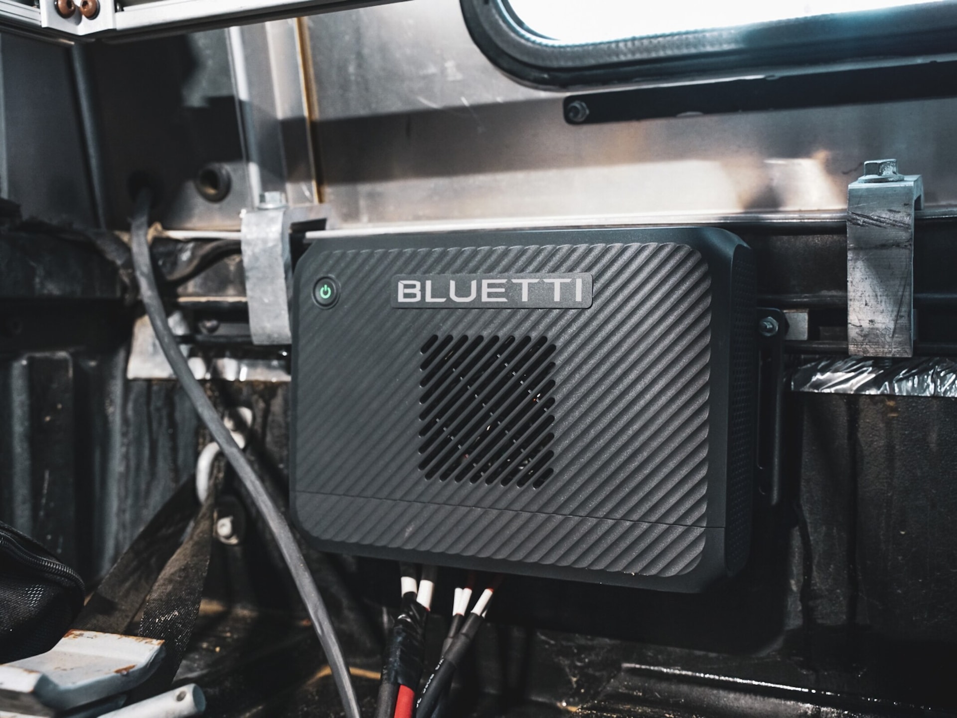 Trạm năng lượng thông minh Bluetti Charger 2 hỗ trợ sạc từ xe hơi và năng lượng mặt trời với công suất 1.200W