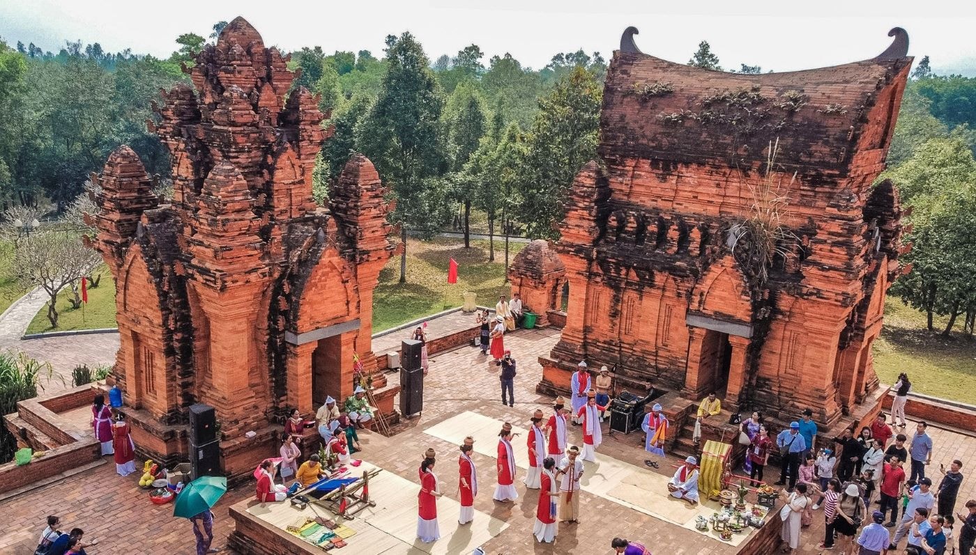 Người Chăm tổ chức lễ hội tại tháp Po Klong Garai