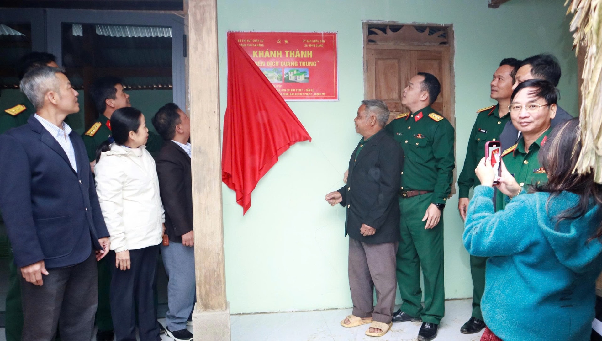 Bàn giao nhà cho gia đình ông A Rất Bếp (thôn A Điêu, xã Đông Giang). Ảnh: MINH THY