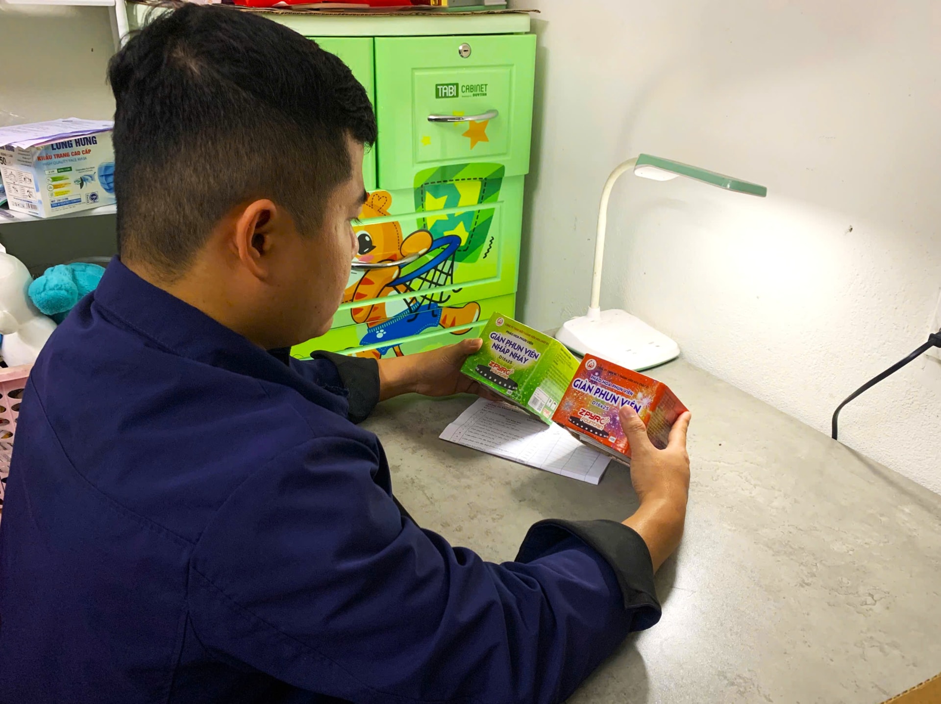 Cá nhân không thuộc đối tượng được phép kinh doanh pháo hoa của Bộ Quốc phòng. Ảnh: N.Q