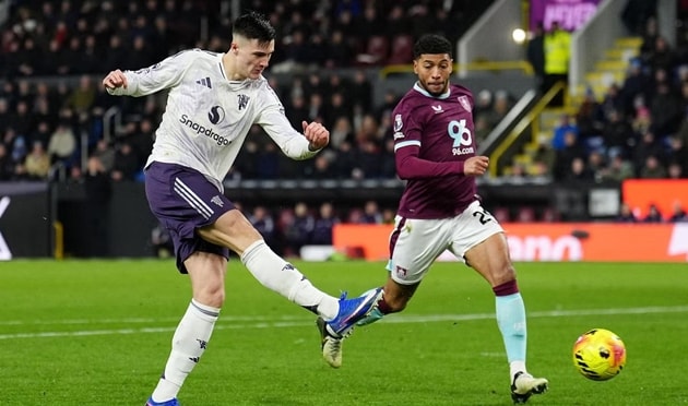 Benjamin Sesko ăn mừng bàn thắng nhưng không đủ để giúp Manchester United giành trọn 3 điểm.