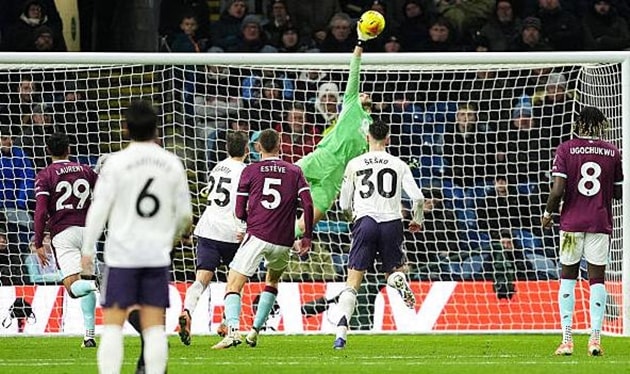 Thủ môn Martin Dubravka cứu thua xuất sắc giúp Burnley giữ lại 1 điểm.