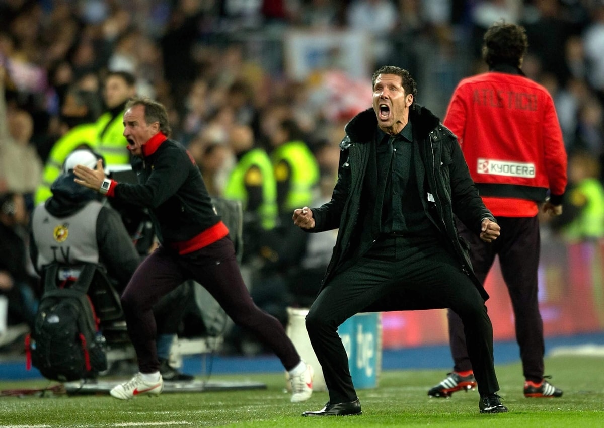 Sự nhiệt huyết và phản ứng mạnh mẽ của Diego Simeone bên ngoài đường biên trong các trận derby.