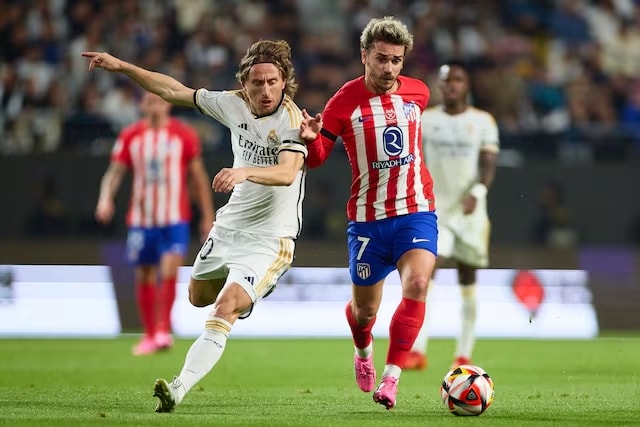 Sự căng thẳng và quyết liệt trong các pha tranh chấp giữa cầu thủ Real Madrid và Atletico Madrid.