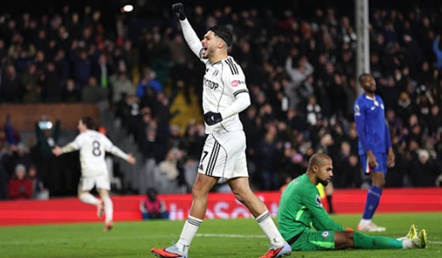 Raul Jimenez tận dụng sự thiếu quyết liệt của hàng thủ Chelsea để ghi bàn