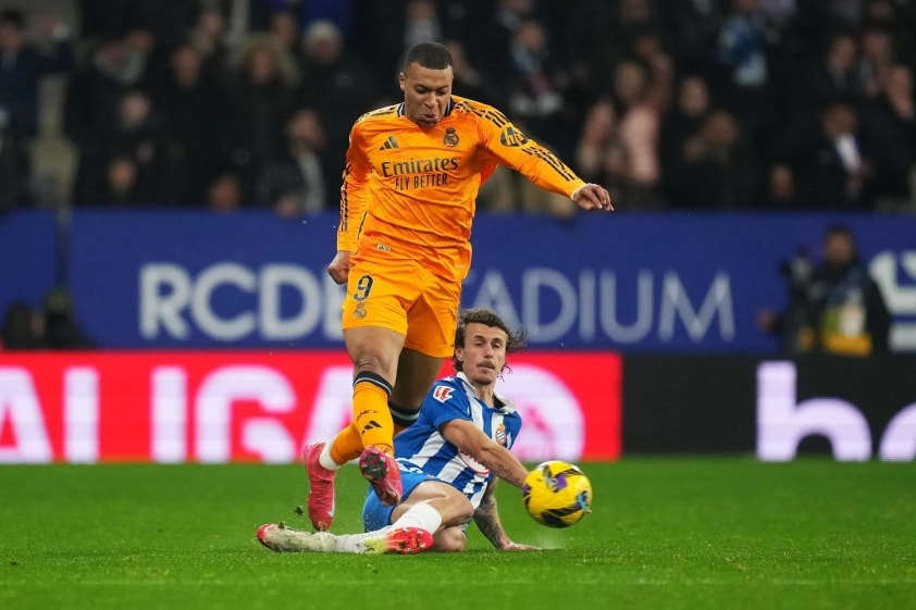 Hậu vệ Carlos Romero dâng cao hỗ trợ tấn công trong màu áo Espanyol